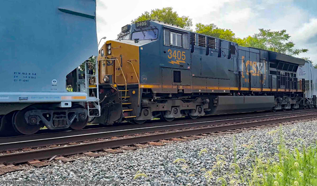 CSX 3405 is the mid train DPU.